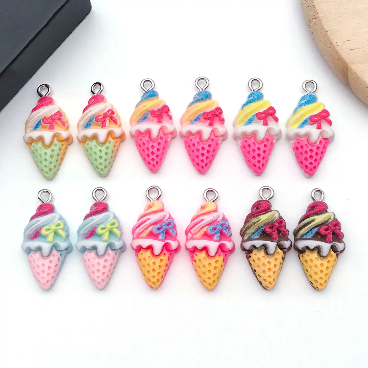 12 ciondoli realistici a cono di gelato - pendenti da dessert in resina per gioielli fai da te e decorazioni per la custodia del telefono