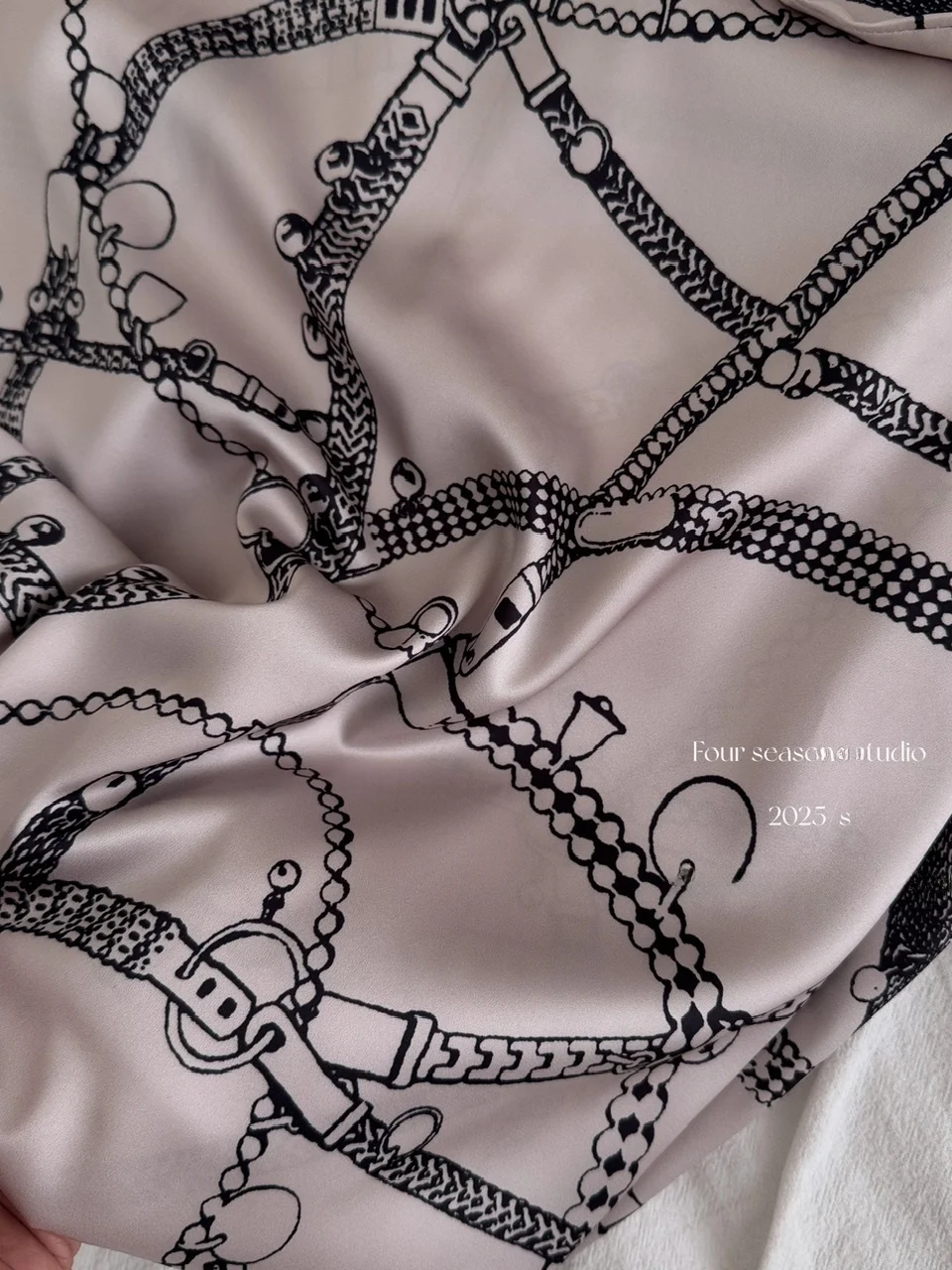 세련된 비대칭 셔츠 드레스 새틴 프린트 벨트 허리 사이드 타이 슬랜트 숄더 디자인 반팔 A라인 스커트 드레스