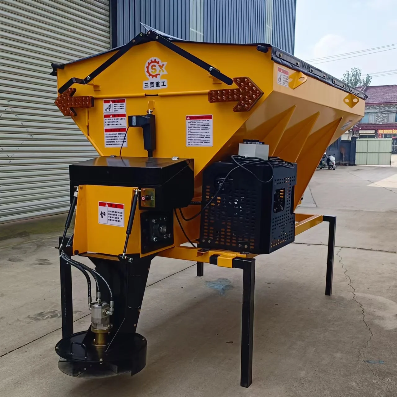 Highway snow melting fertilizer spreader mounted agriculture machinery for road cleaning snow melting agent spreader