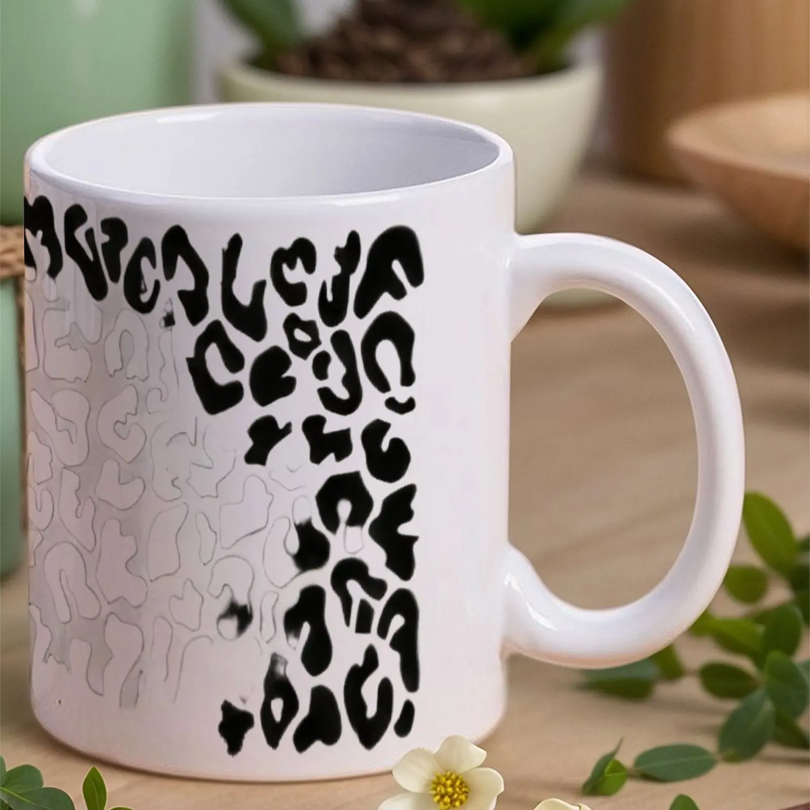 Un estampado de leopardo blanco y negro en una taza de fondo blanco, taza de café helado de 330 ml para el verano