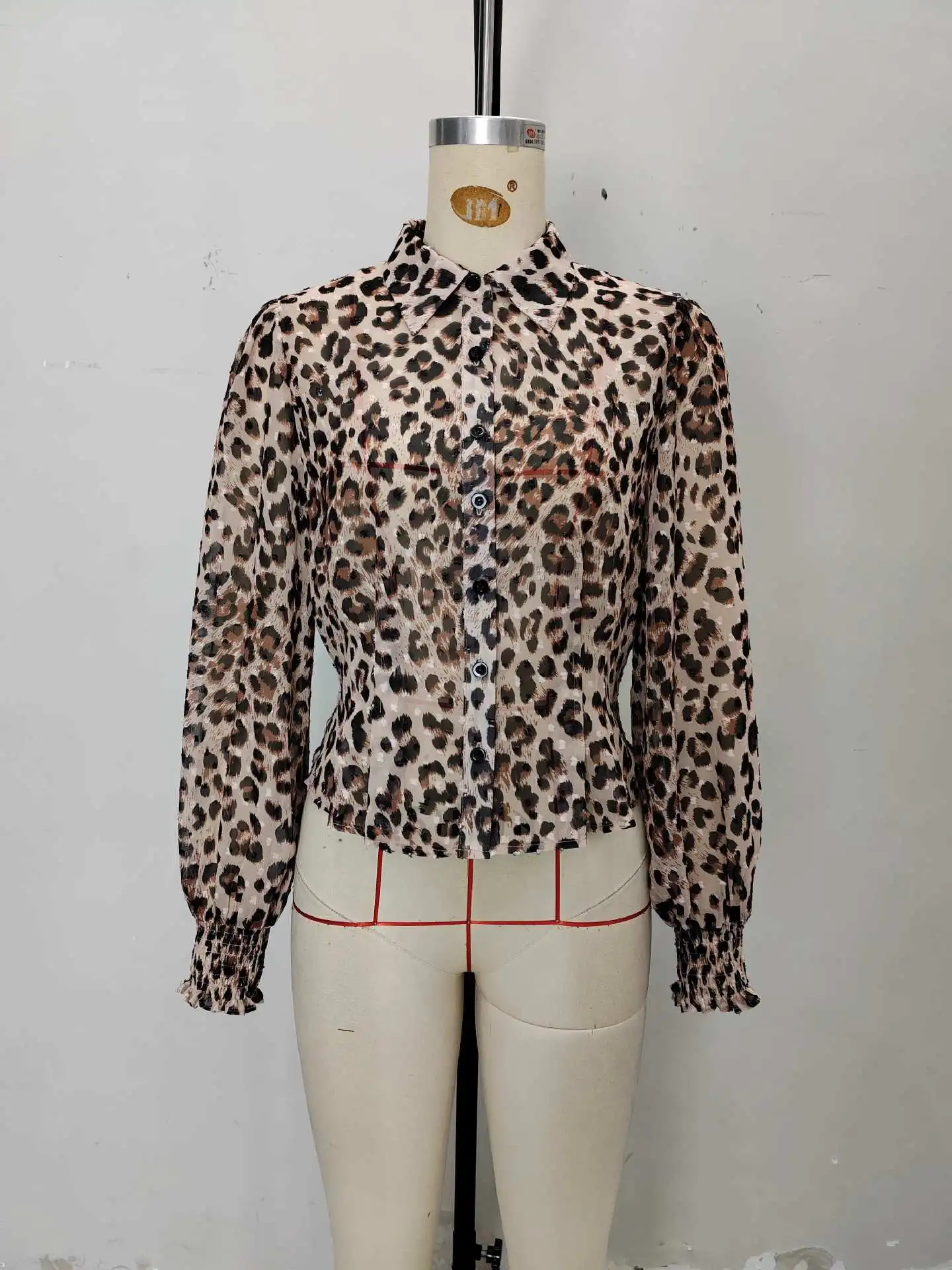 قميص نسائي جديد لعام 2025 بطبعة الفهد وطية صدر السترة وحزام خصر وأكمام طويلة #6