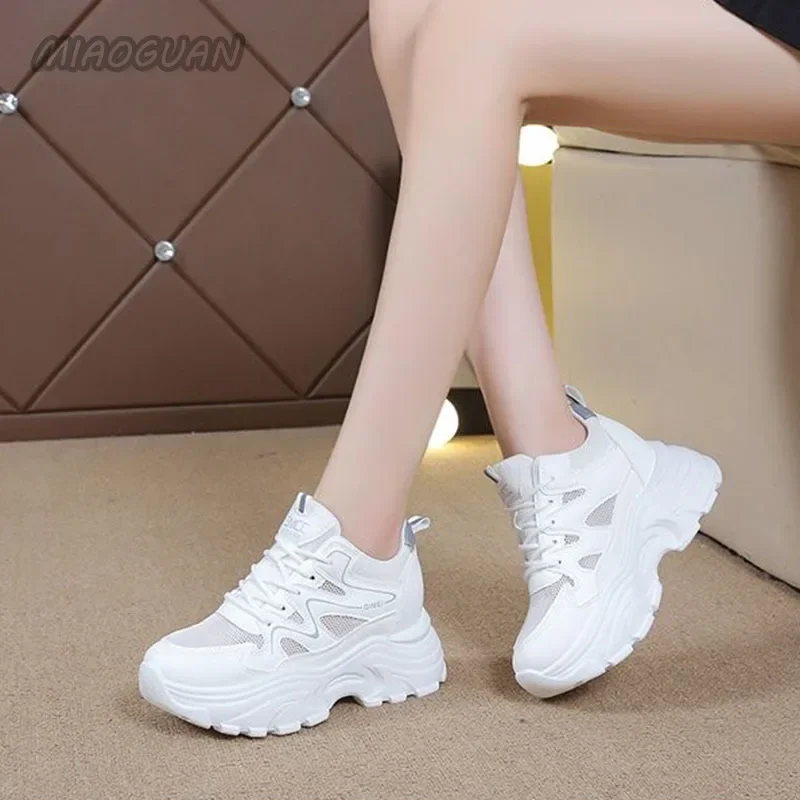 Sapatos esportivos de plataforma para mulheres, tênis de malha casual branco, tênis respirável, aumento de altura, renda, primavera, outono