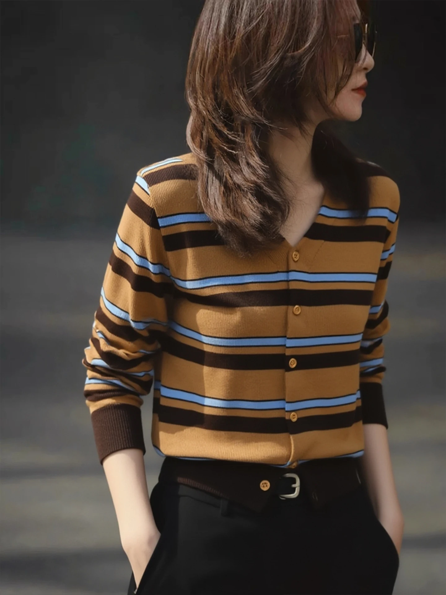 

2025 Winter Stripe Knit Sweater Korean Sle Faionable Soft Long Sve Base Layer irt Simple Design V-Ne Button Detail