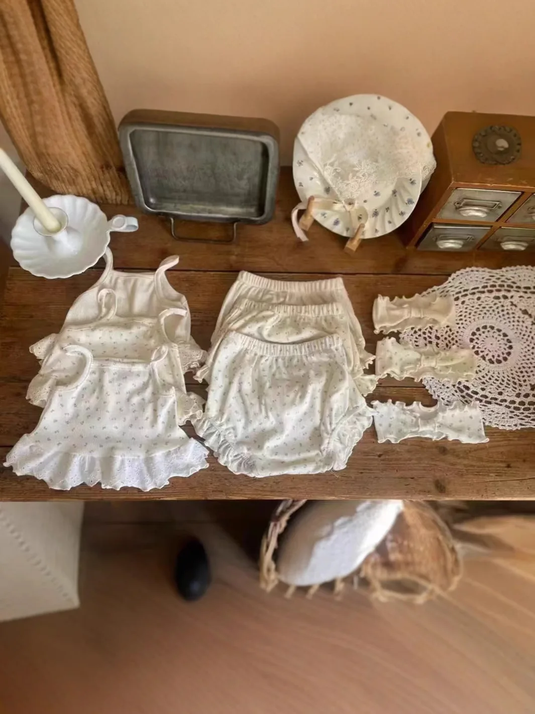 2025 sommer Neue Baby Ärmellose Kleidung Set Nettes Kind Mädchen Spitze Sling Weste + Shorts + Hut 3 stücke Anzug baby Süße Blumen Outfits