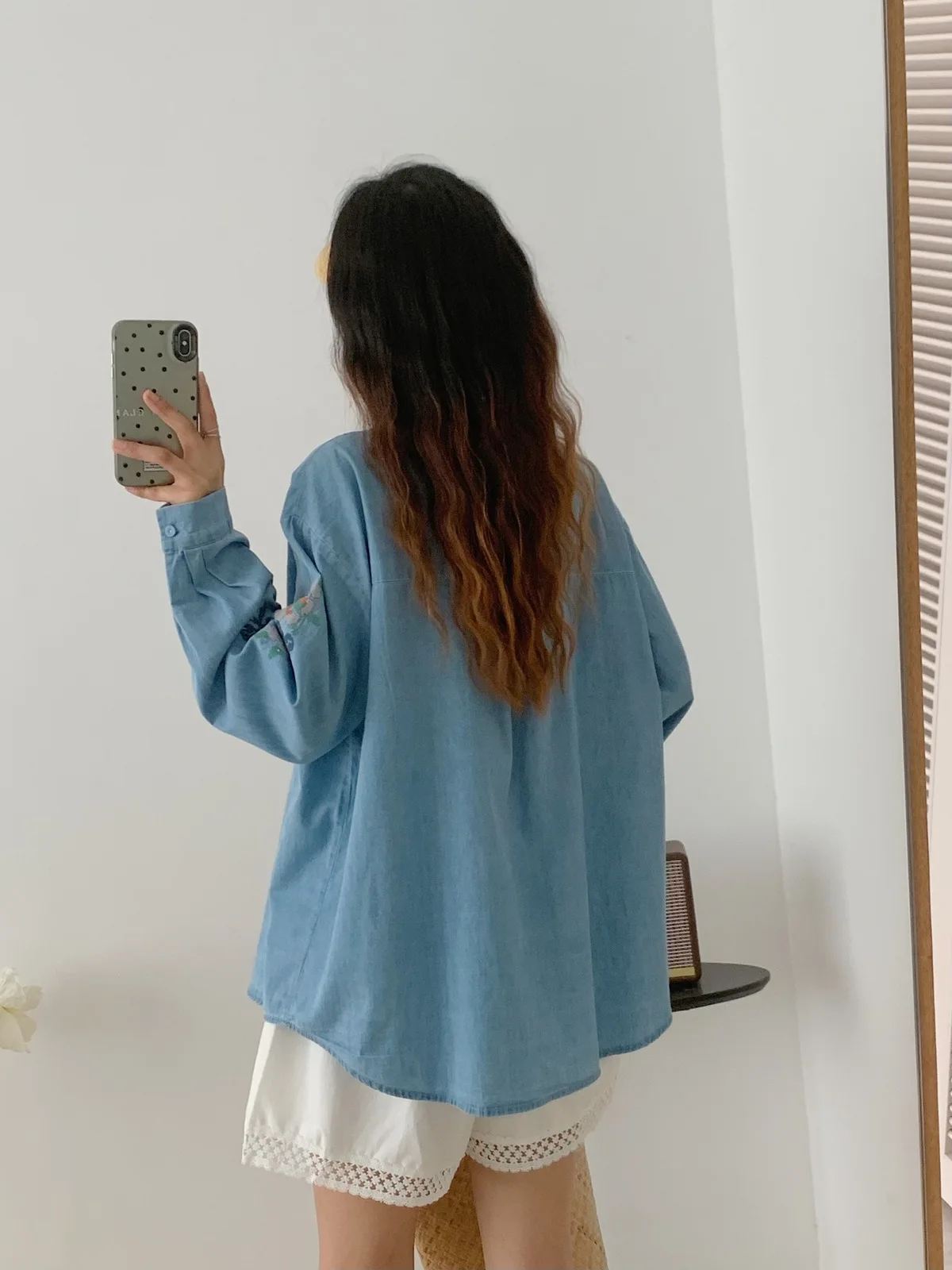 高級デザイナー服ボヘミアン花柄刺繍デニムシャツとブラウス女性のための秋の綿ソフトヴィンテージジーンズシャツ