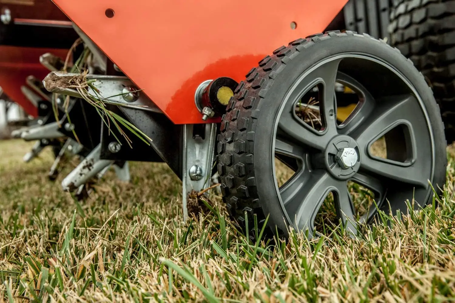 Aerator colokan rumput belakang dengan halangan Universal; Dirancang untuk menarik di belakang rumput