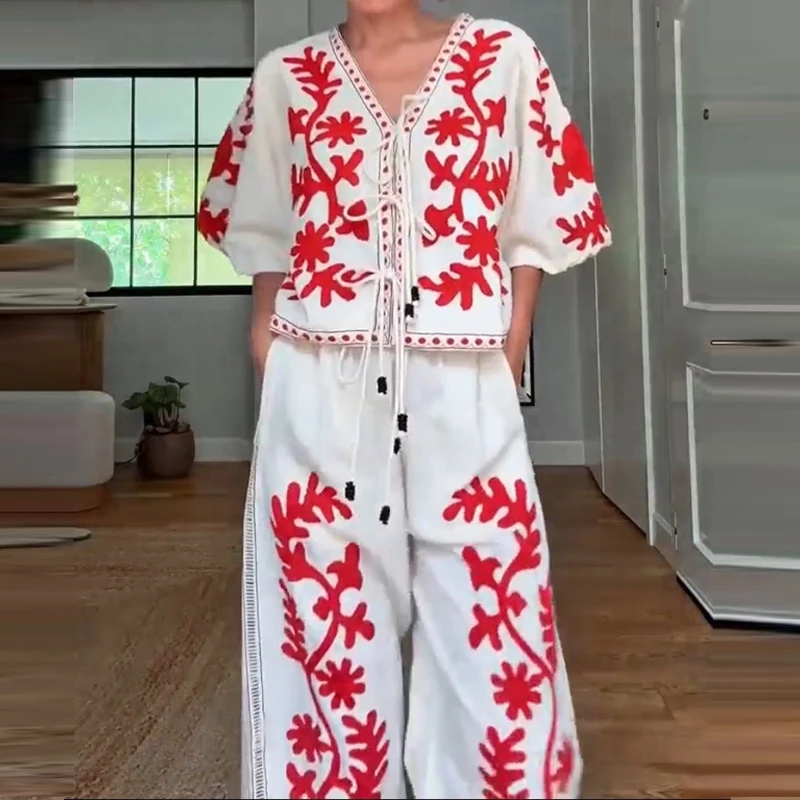 

Весенне-летний новый женский комплект для повседневной носки: элегантные брюки с высокой талией, топ с принтом и шнуровкой, брюки с карманами.