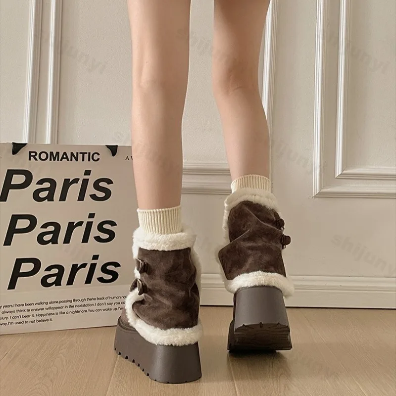 النساء أحذية الثلوج 2025 الشتاء منصة مكتنزة الرجعية الدافئة أفخم أحذية قطنية موضة عدم الانزلاق في الهواء الطلق حذاء من الجلد بوتاس Mujer