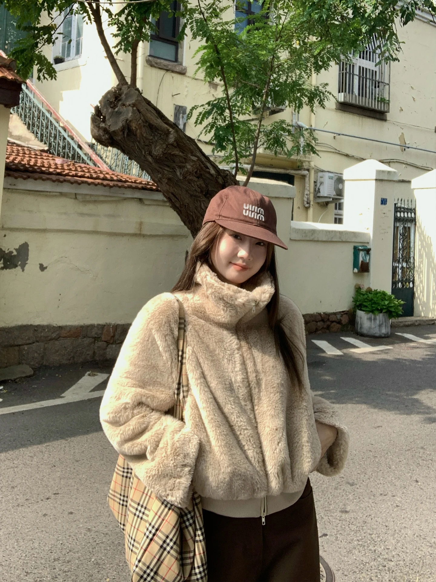 

Женская модная короткая шуба из искусственного меха с воротником-стойкой, из полиэфирного волокна, теплая, осенне-зимняя, новая, приталенная, универсальная верхняя одежда