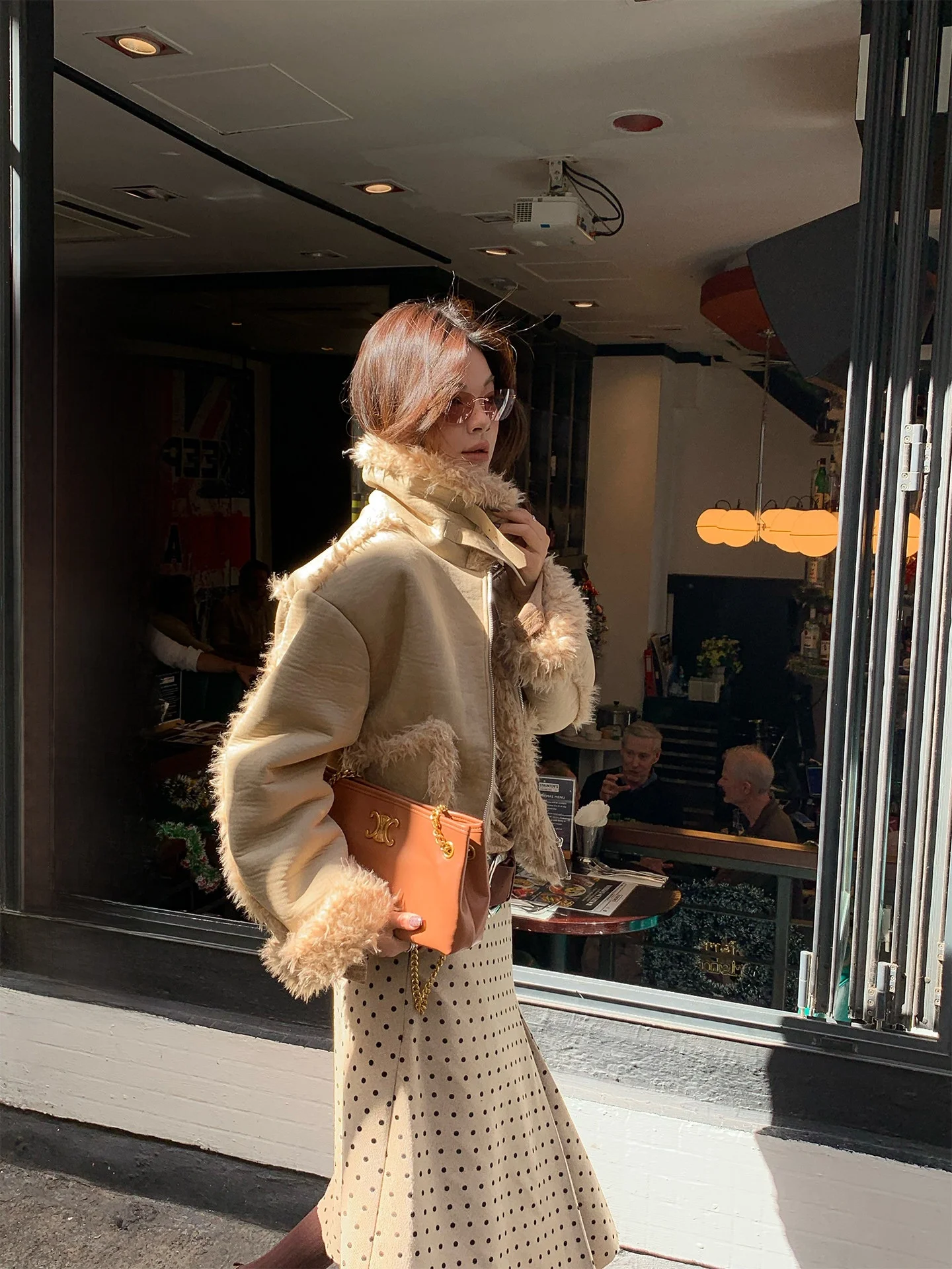 

Ретро-пальто из искусственного меха для женщин, утепленное, с подкладкой из флиса, комбинированное из кожи и меха, новая зимняя короткая куртка-пальто