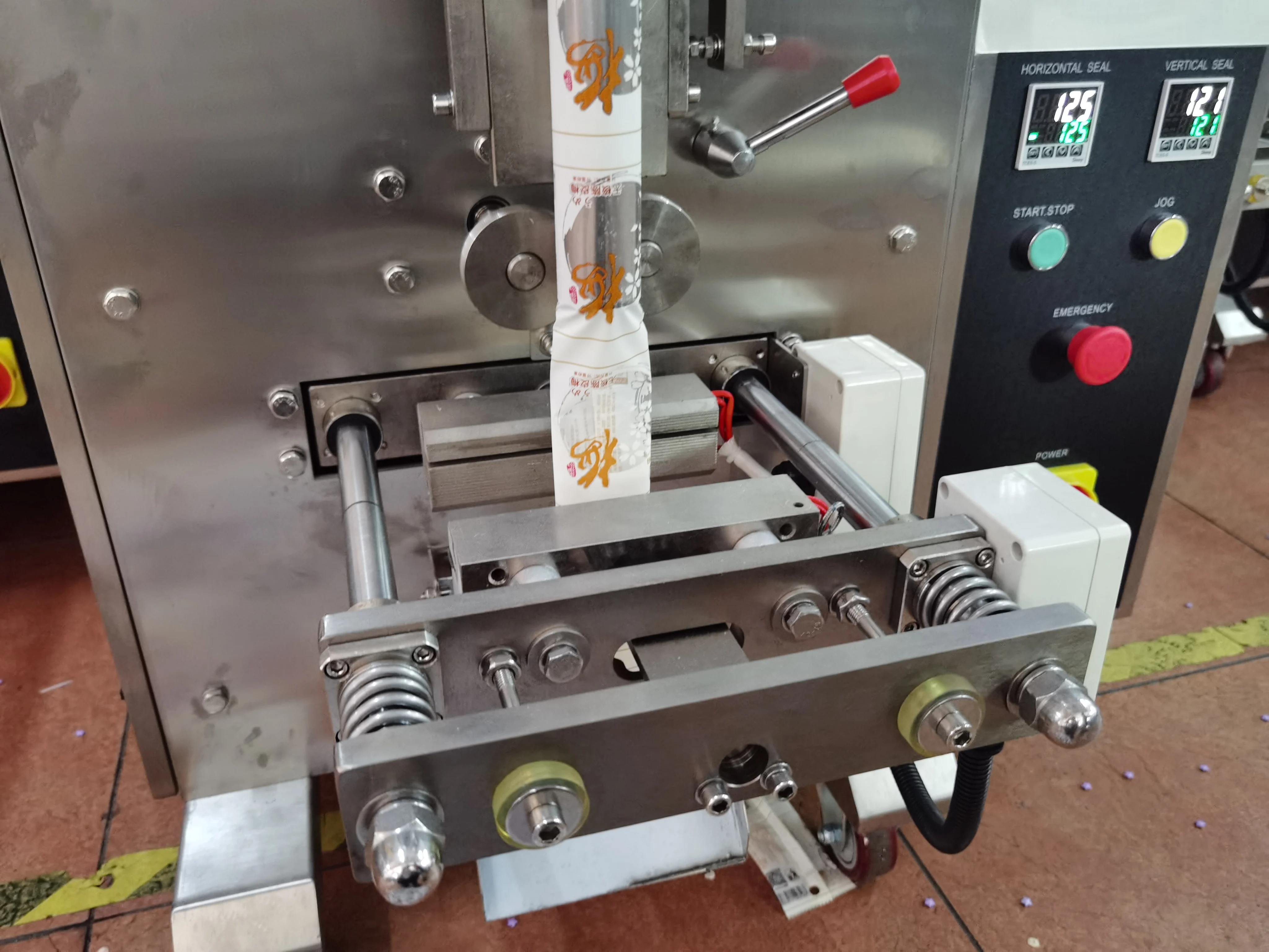 Máquina automática de embalagem e enchimento de palitos de gelatina de suco de frutas