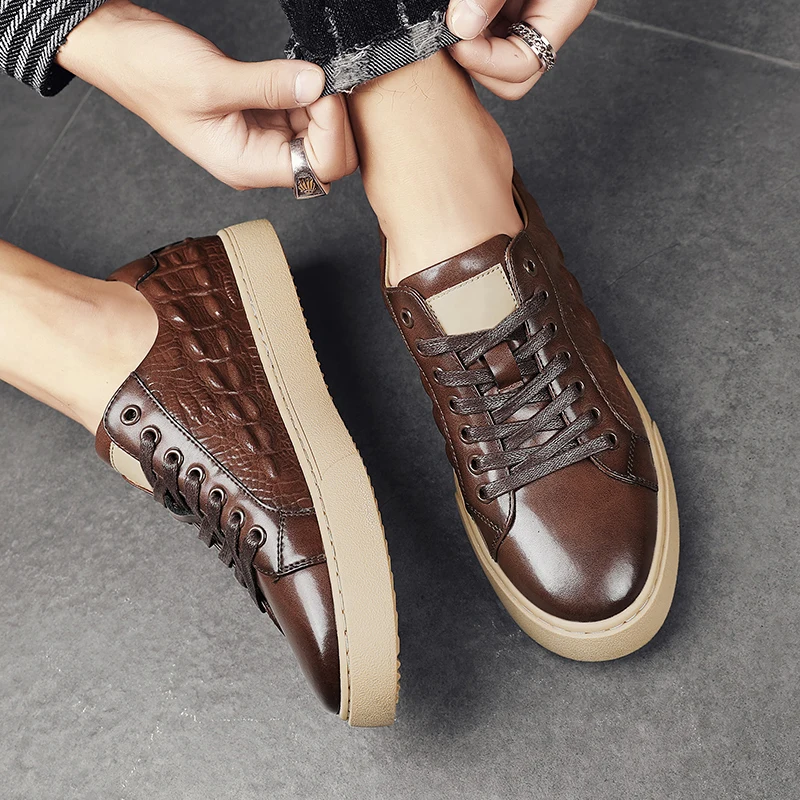 ​ Sepatu Sneakers Pria 2025 – Sol Tebal dengan Penambah Tinggi, Bagian Atas Kulit, Bernapas & Nyaman, Tahan Lama & Anti-Selip, Modis