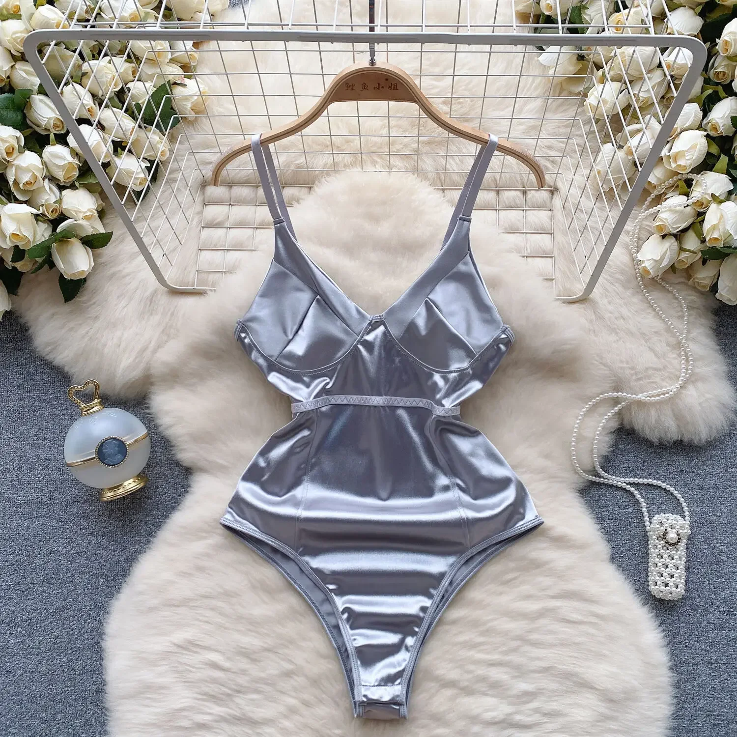 프랑스 럭셔리 연예인 고급 슬링 바디 수트 여성 가을 ​​봄 부드러운 새틴 꽉 민소매 조끼 백리스 탑 점프 슈트