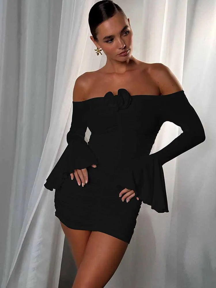 BKQU فستان قصير مثير على شكل زهرة ثلاثية الأبعاد للنساء بدون حمالات وأكمام مضيئة فستان ضيق أنيق أبيض للحفلات بدون ظهر صيفي فيستدو 2025