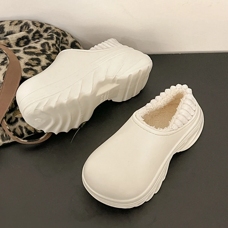 مكتنزة منصة النعال للنساء 2025 جديد سميكة القاع الدافئة أفخم قباقيب أحذية امرأة مقاوم للماء عدم الانزلاق شبشب منزل داخلي