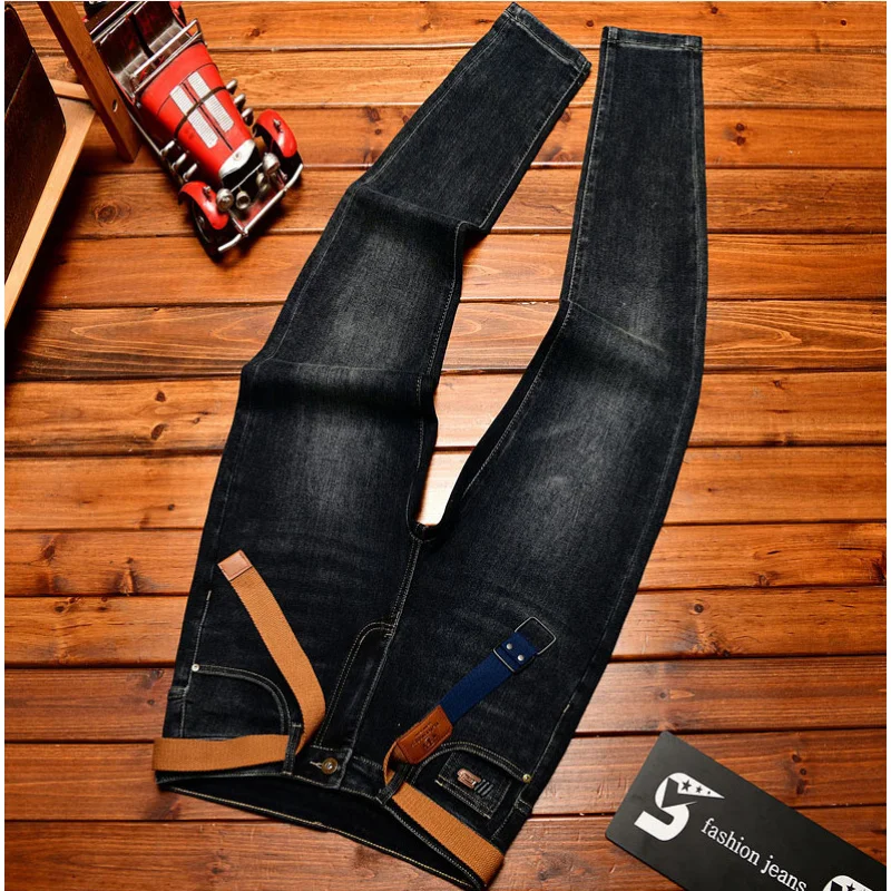 الخريف الراقية الجينز الرجال تصميم الأزياء نسخة ضئيلة صالح مع أقدام صغيرة 2025 الاتجاه الجديد النسخة الكورية السراويل المرنة