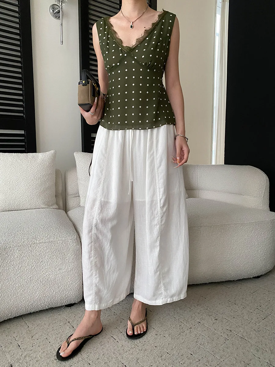 Sommerliche Damen-Weste im lässigen französischen Retro-Stil mit gepunkteter Spitze, Patchwork und V-Ausschnitt, schlank machend und ärmellos. – Detail 19