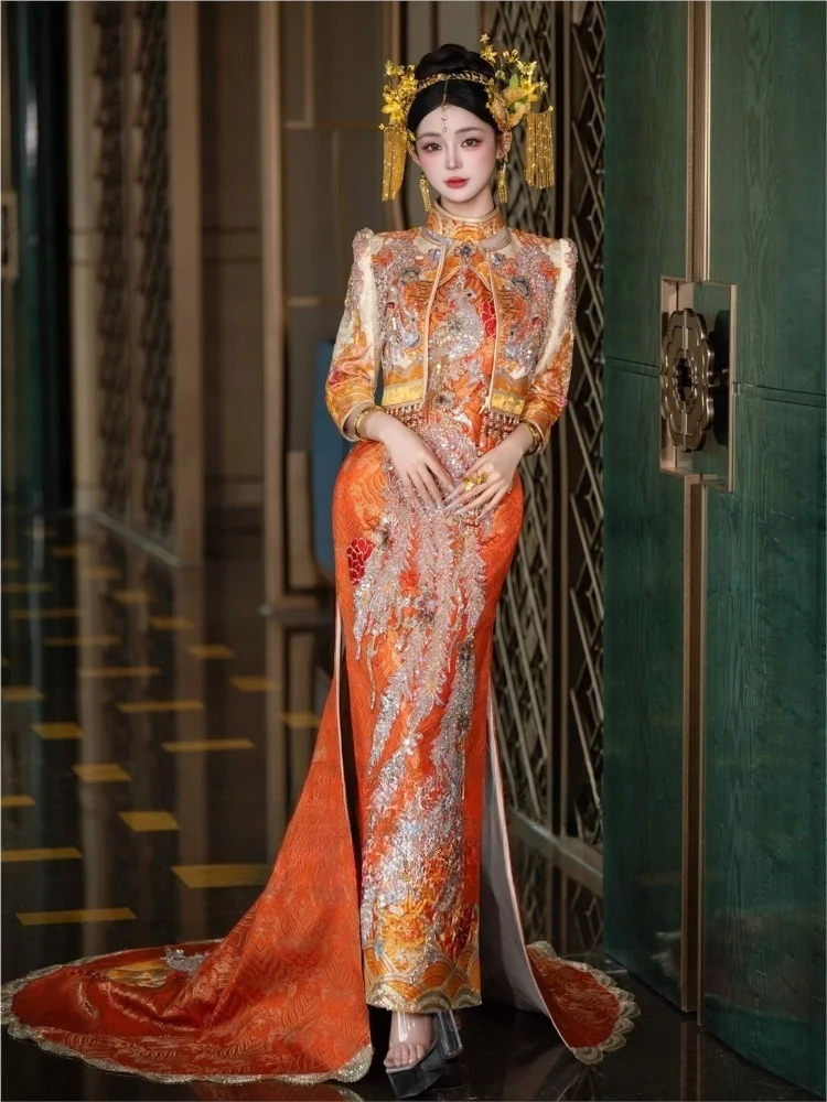 

Роскошное свадебное платье невесты с изображением дракона и феникса, красное, с короной.