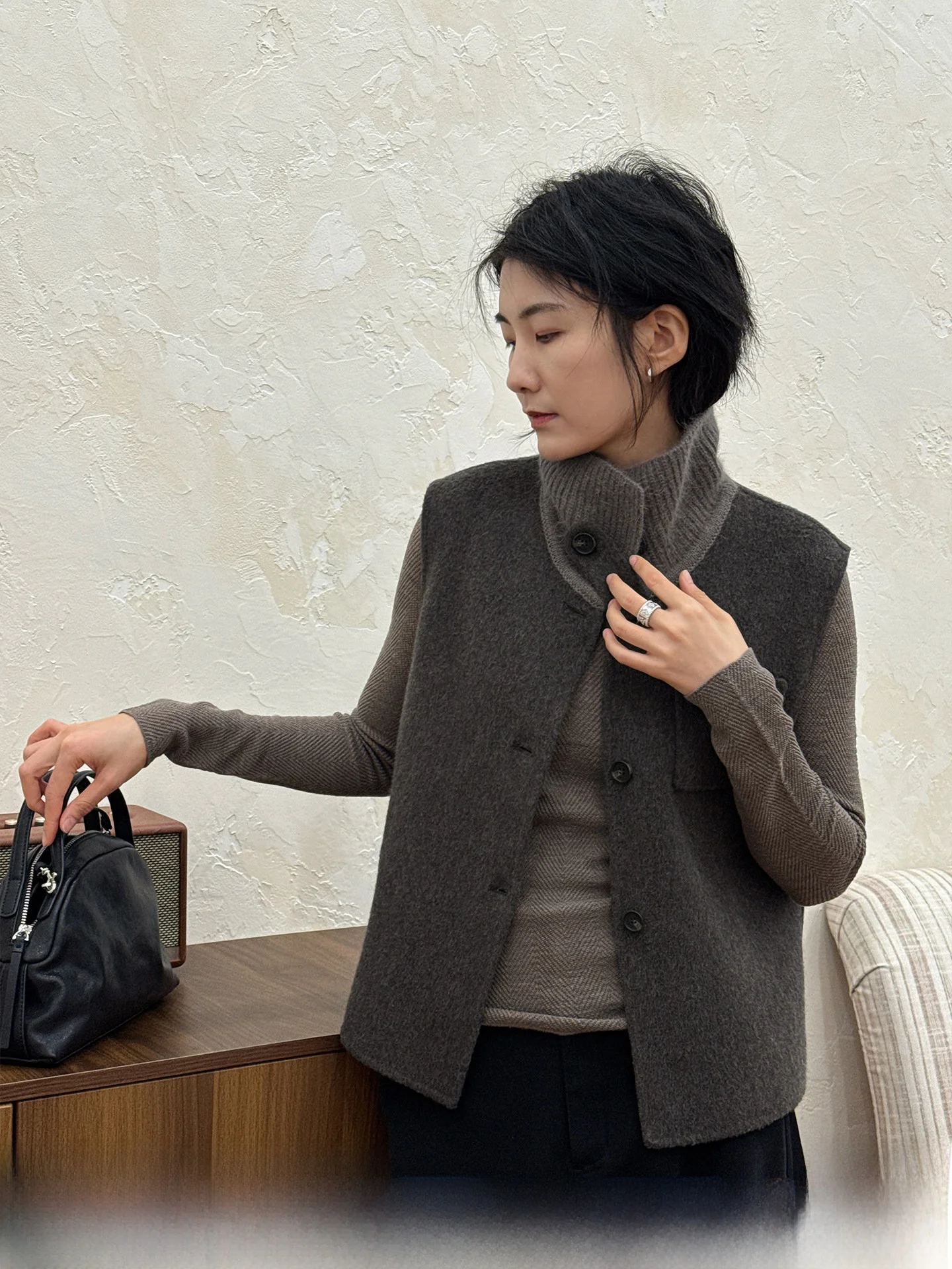 

Вязаный шерстяной жилет Langqing для женщин: новинка ранней весны, теплый, для многослойных образов, с воротником, стандартной длины, на одной пуговице.