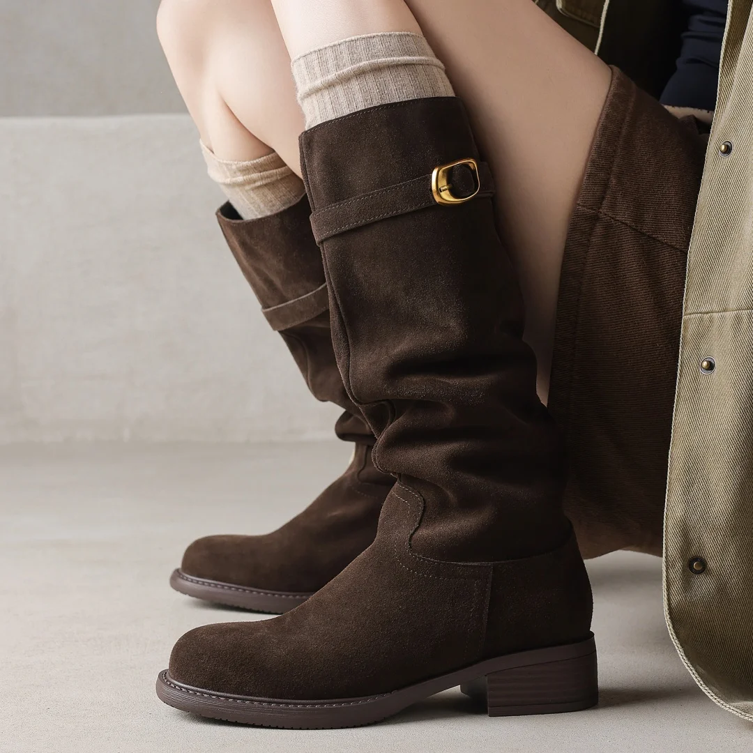 

Женские осенние рыцарские сапоги до колена из натуральной замши с круглым носком и металлической пряжкой, повседневные длинные ботинки до колена толщиной 4,5 см на низком каблуке