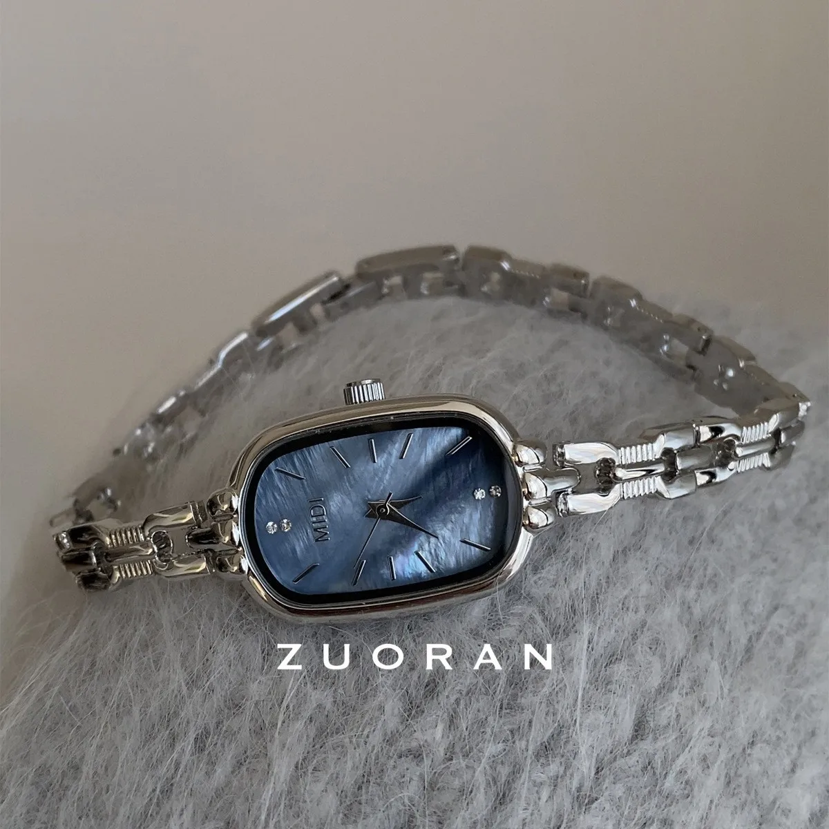 

Elegant women's quartz watch with a deep-sea theme, simple chain design, a gift for women, a timepiece and accessory.