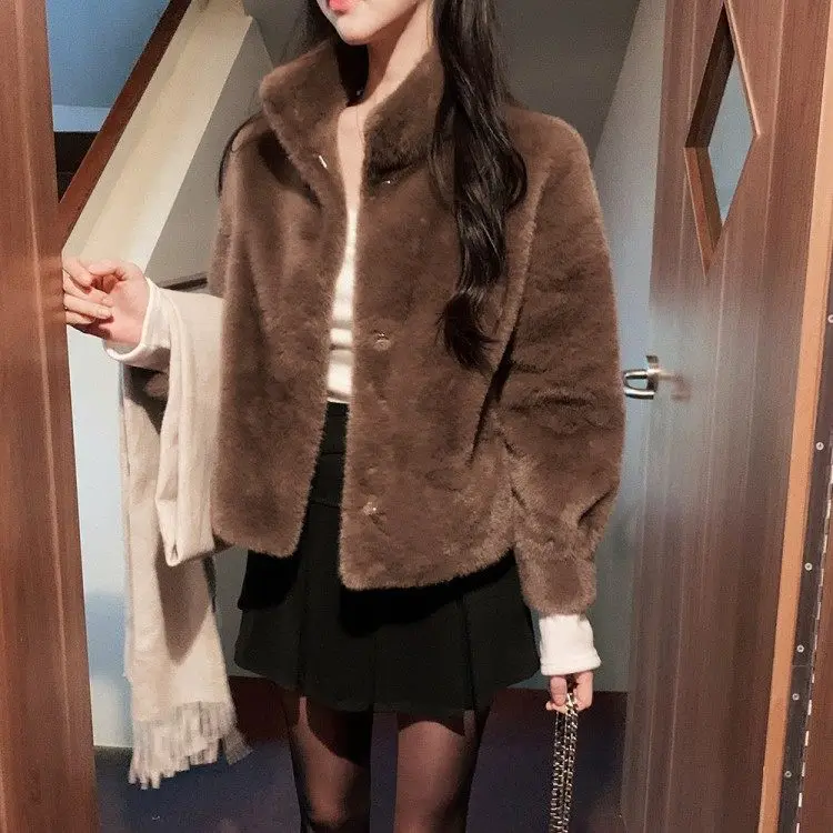 เสื้อโค้ทขนสัตว์เทียมแบบเป็นมิตรต่อสิ่งแวดล้อมสำหรับผู้หญิง คอเสื้อหลวม สไตล์ทันสมัย เหมาะสำหรับฤดูใบไม้ร่วงและฤดูหนาว คุณภาพดี ใช้งานได้หลากหลาย