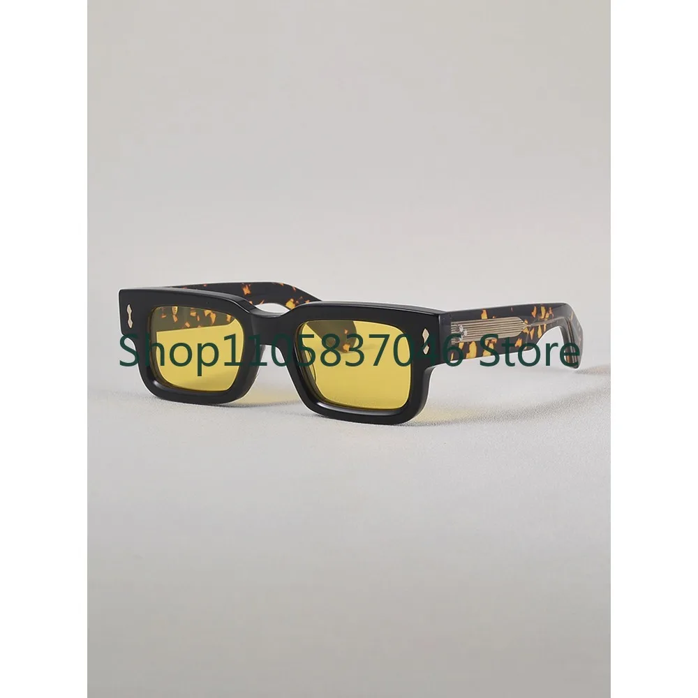 Thick framed sheet sunglasses are versatile and suitable for street photography trends. Men and women can pair them with