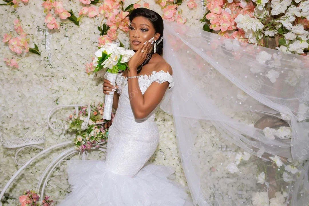 تخصيص مثير قبالة الكتف الدانتيل يزين Vestido De Noiva Sereia سويب تراين طبقات تول أسود بنات زي العرائس