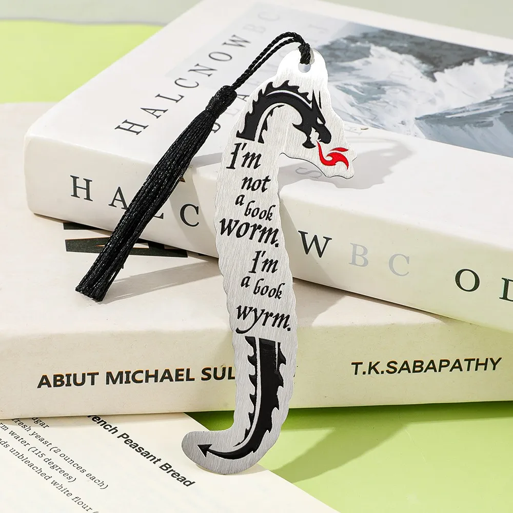"أنا لست دودة الكتاب، أنا كتاب Wyrm" تنين - إشارة مرجعية من الفولاذ المقاوم للصدأ على شكل شرابة وصندوق هدايا مرجعي بالنجوم - صفحة متينة. #2