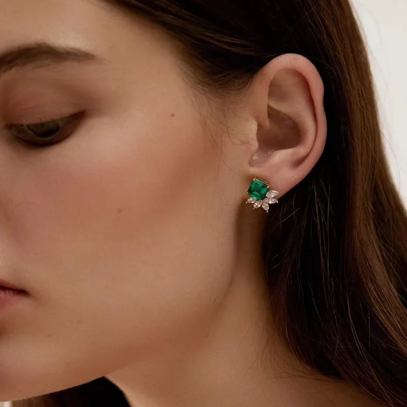 Simulated emerald round diamond stud earrings for ladies. 925 silver. Fashionable and simple. Allergen-proof pierced jewelry.