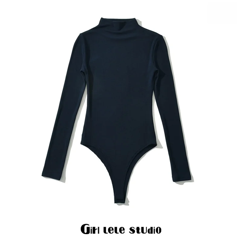 

Женская эластичная облегающая футболка с длинным рукавом на флисовой подкладке и утепленная, а также универсальные утягивающие шорты с высокой талией в рубчик