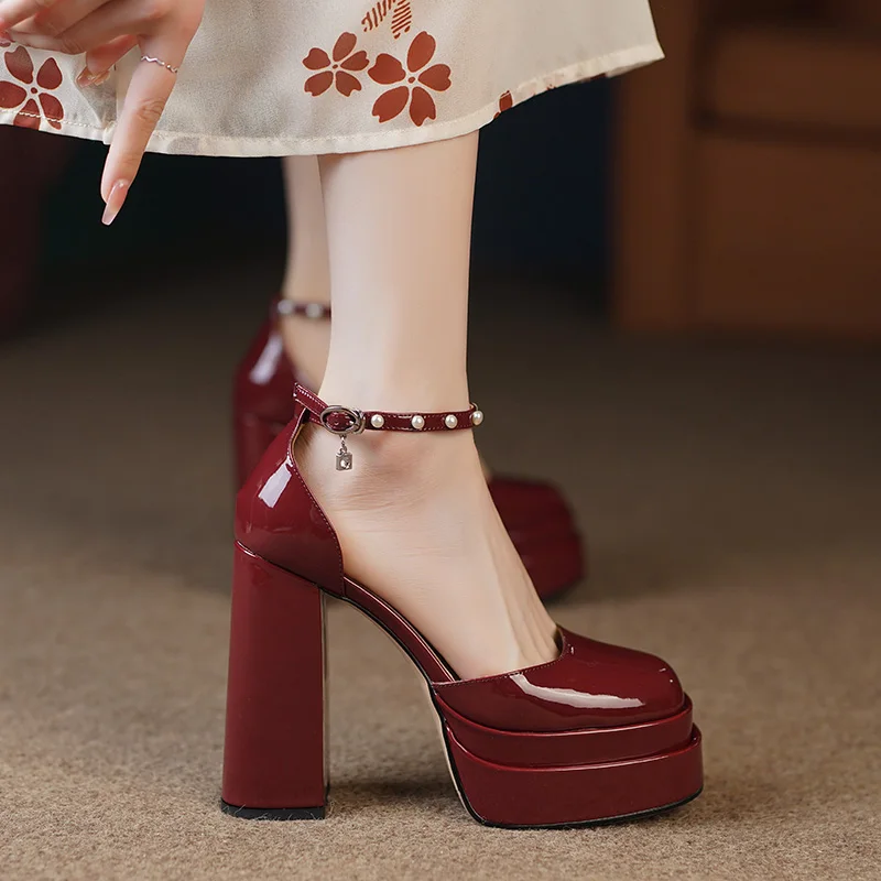 صنادل نسائية جديدة للصيف بكعب سميك ومنصة مقاومة للماء، أحذية زفاف مريحة، أحذية بلون النبيذ الأحمر مزينة بالخرز للحفلات الرسمية