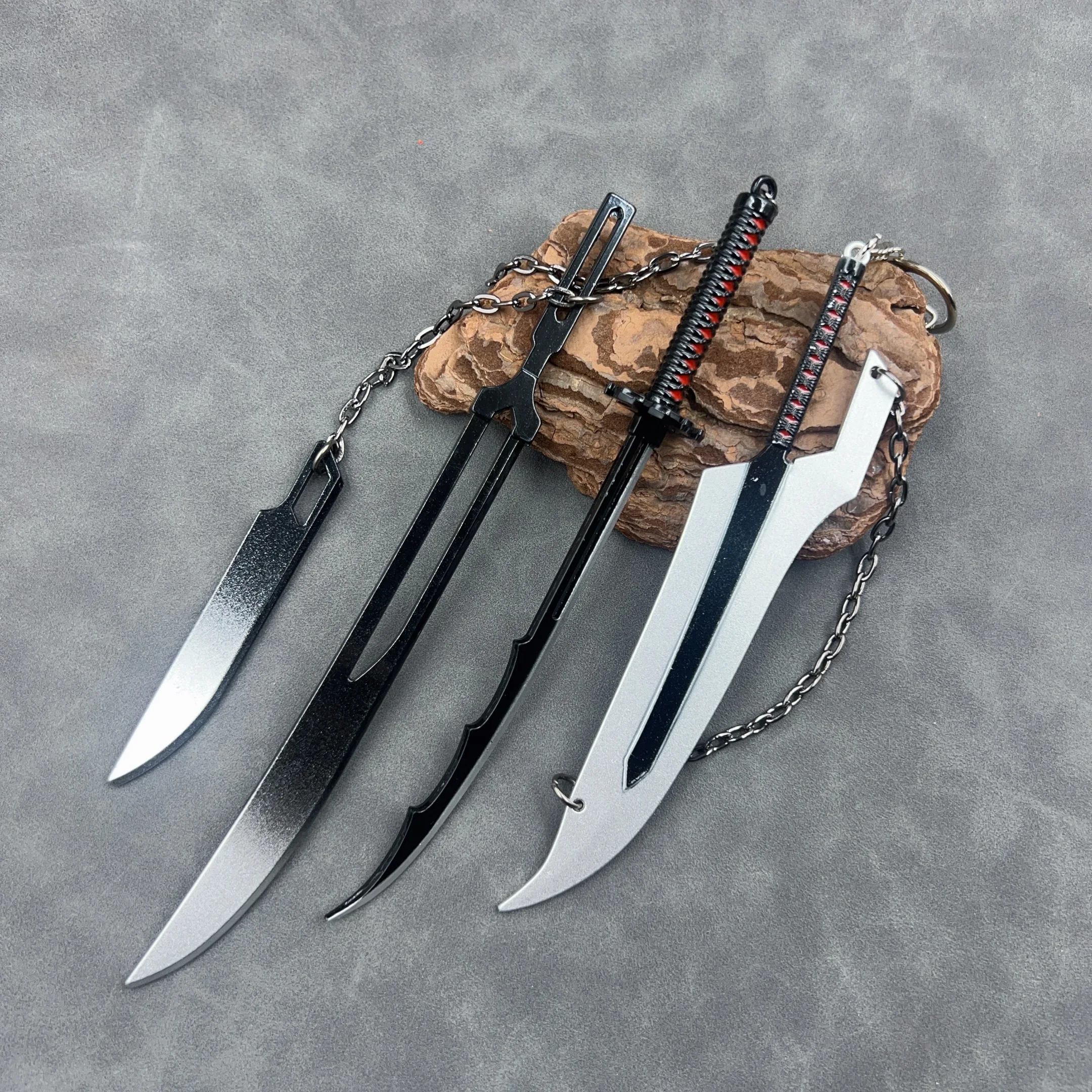 Set de 3 Llaveros de Metal con Modelo de Katana de Kenpachi Ichigo de BLEACH, Zangetsu de Doble Hoja, Accesorios de Cosplay para Hombres, Juguetes y Regalos para Mochilas