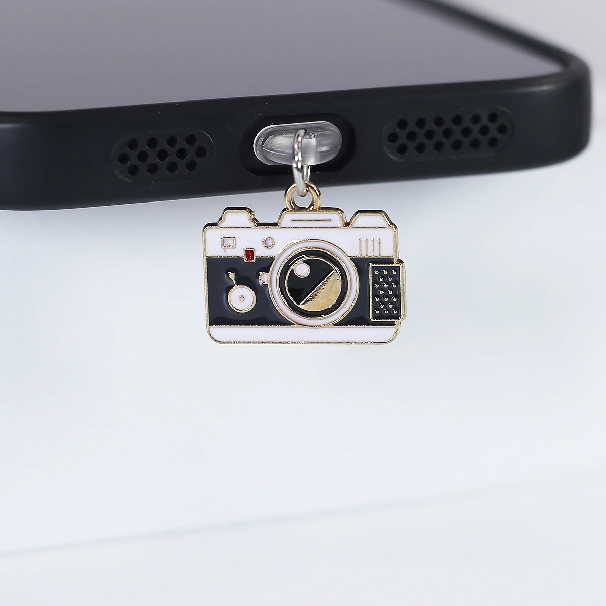 Mobile phone dust plug pendant, fashionable love rainbow jewelry, camera shaped pendant decoration, photography enthusiast gift