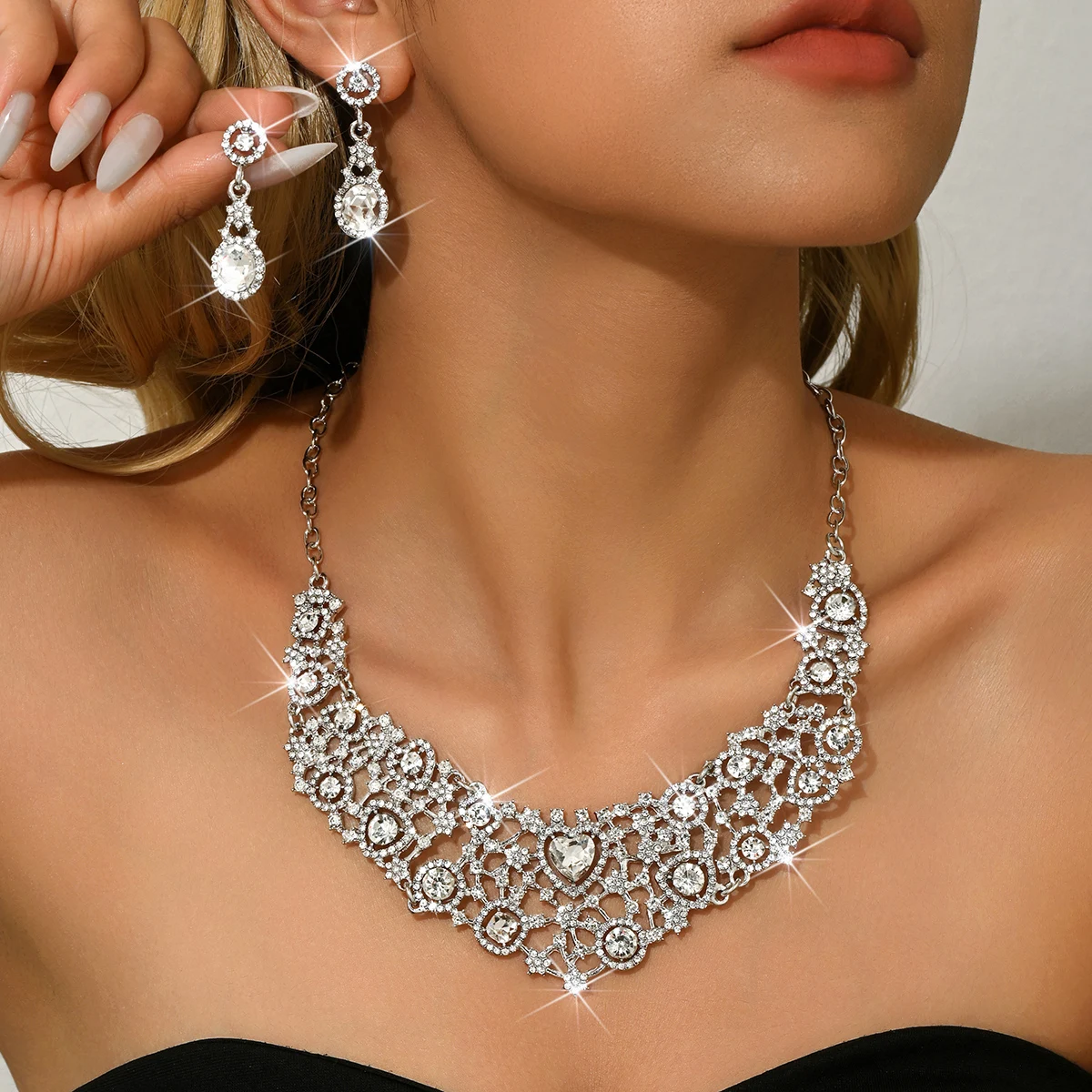 Rich family heiress feeling jewelry set with heart-shaped hollow out full diamond annual meeting host, taking photos
