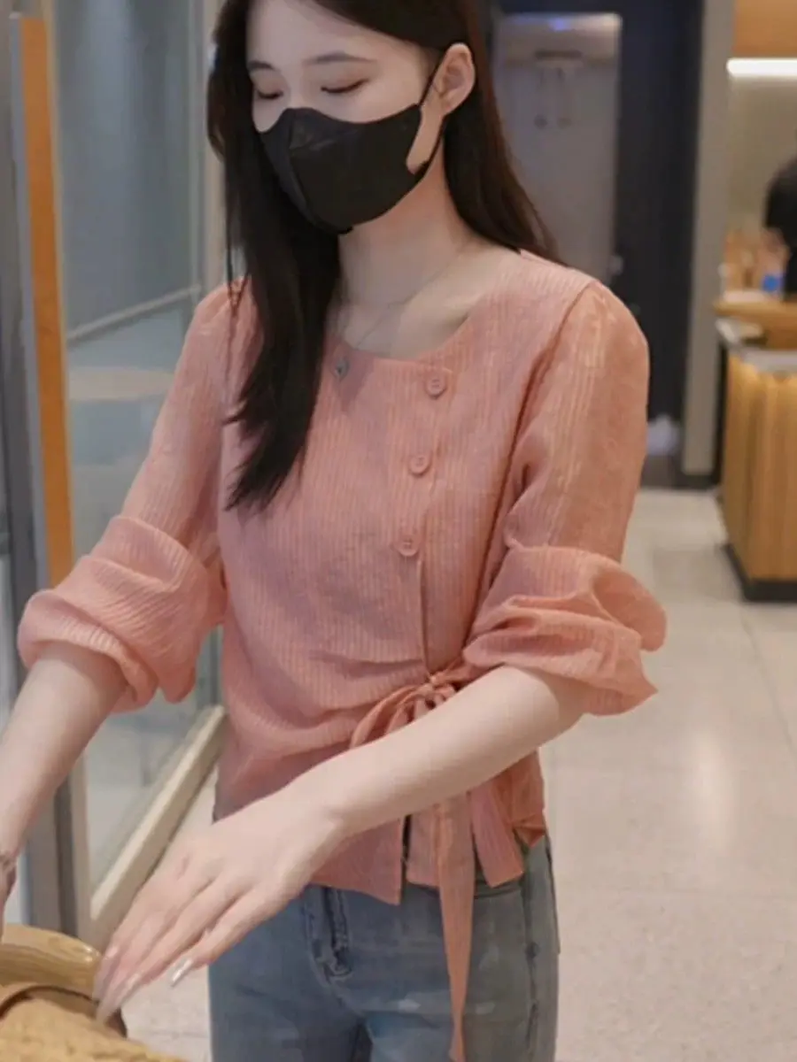 Das Herbstoberteil ist klein, schlank und schön. Das kleine Hemd ist unregelmäßig gestaltetes Langarm-Top mit Schnürung und Puffärmeln für Damen