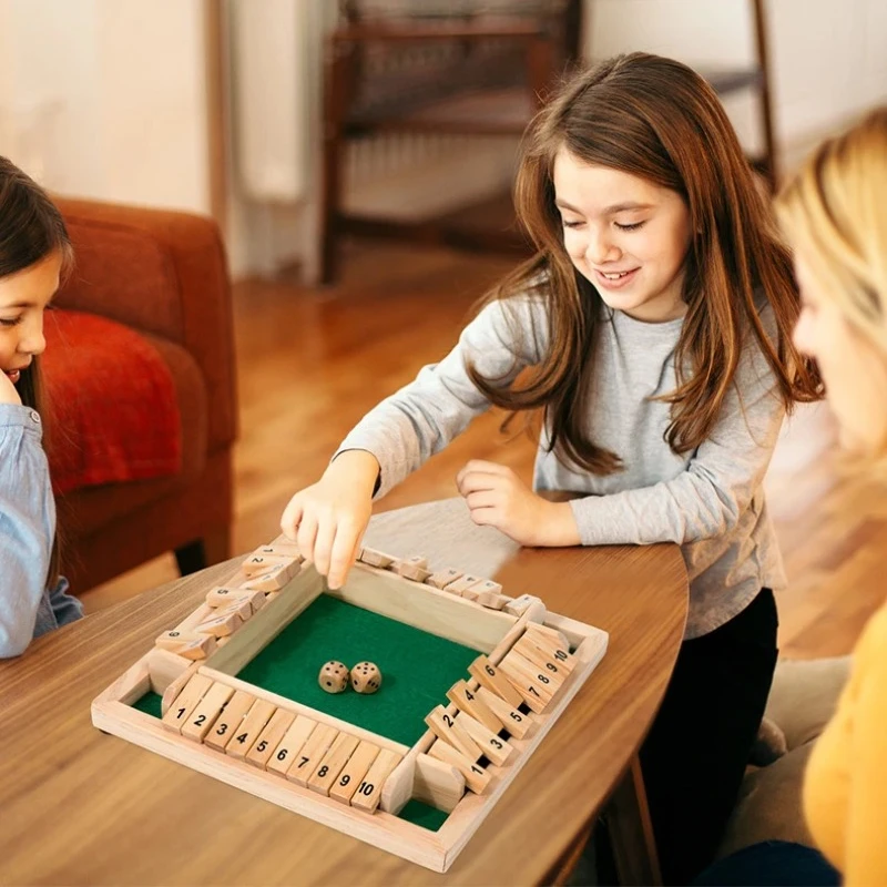 

Digital transfronterizo girando familia padre-hijo juego de madera cuatro persona reunir mesa beber y rompecabezas juguete