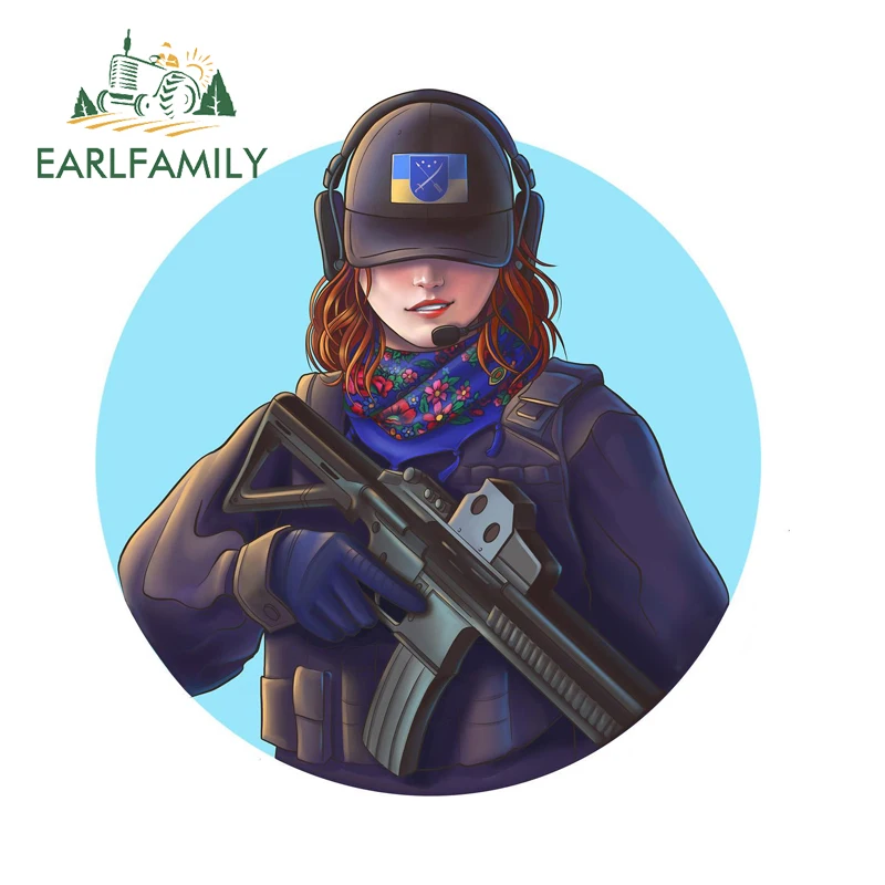 EARLFAMILY الفتاة مع مسدس ملصقات السيارات قوة نظرة خاطفة مكيف الهواء JDM شارات الفينيل مسلية قافلة مقاوم للماء سيارة التسمية