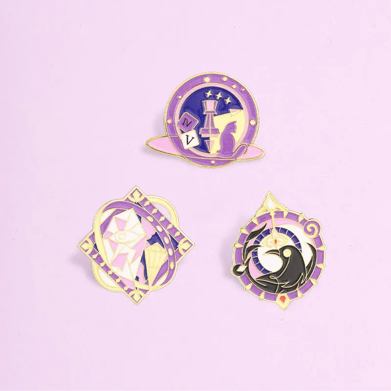 Pin de esmalte de fantasía mística, broches de gato mago con luna y cuervo y ojo de cristal, insignia de solapa mágica morada y dorada, regalo de joyería para amigos