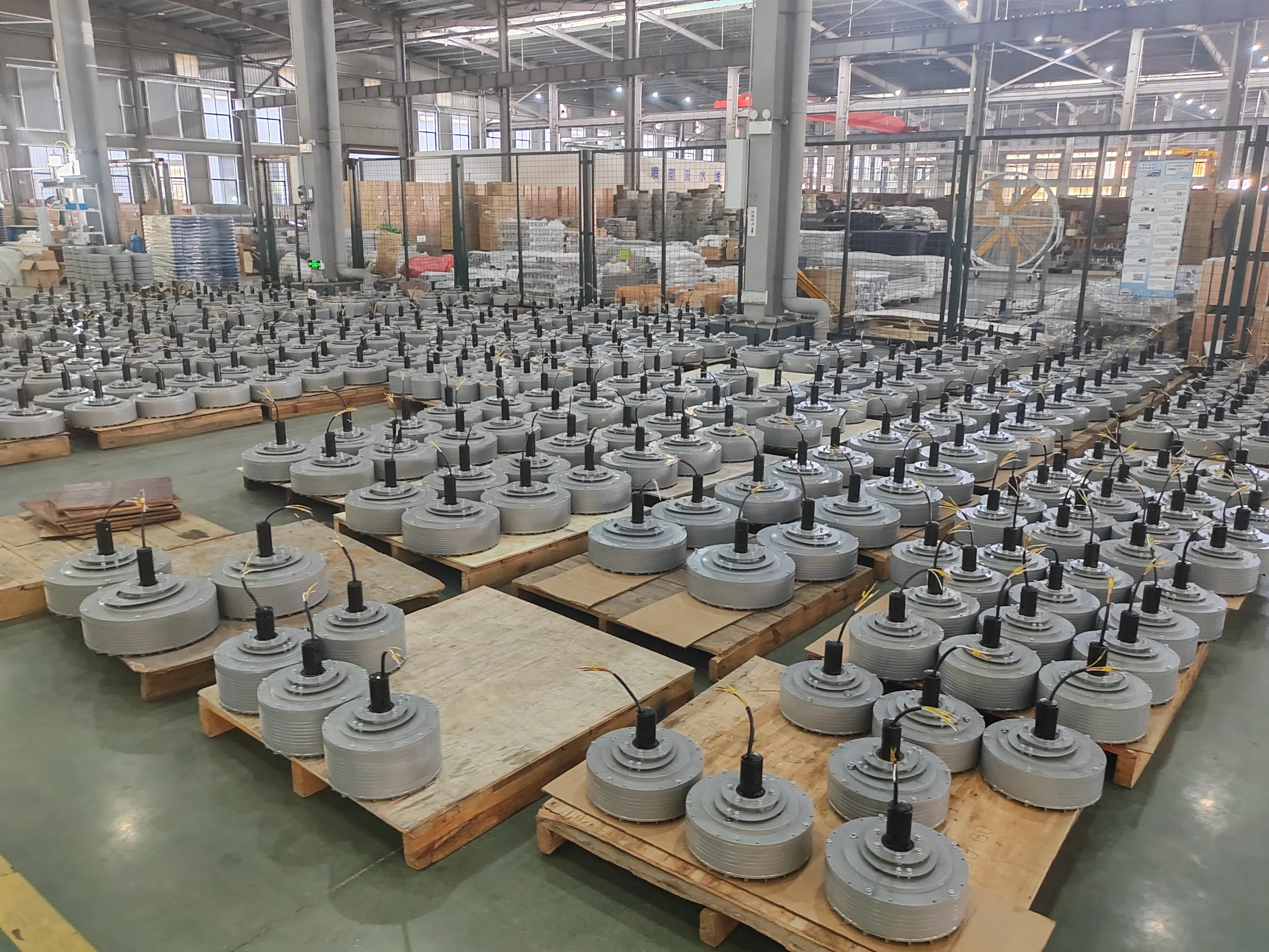 Ventilatore da soffitto industriale di alta qualità da 7,3 m/24 piedi Motore PMSM Raffreddamento a vento grande a basso rumore per chiesa di allevamento di animali