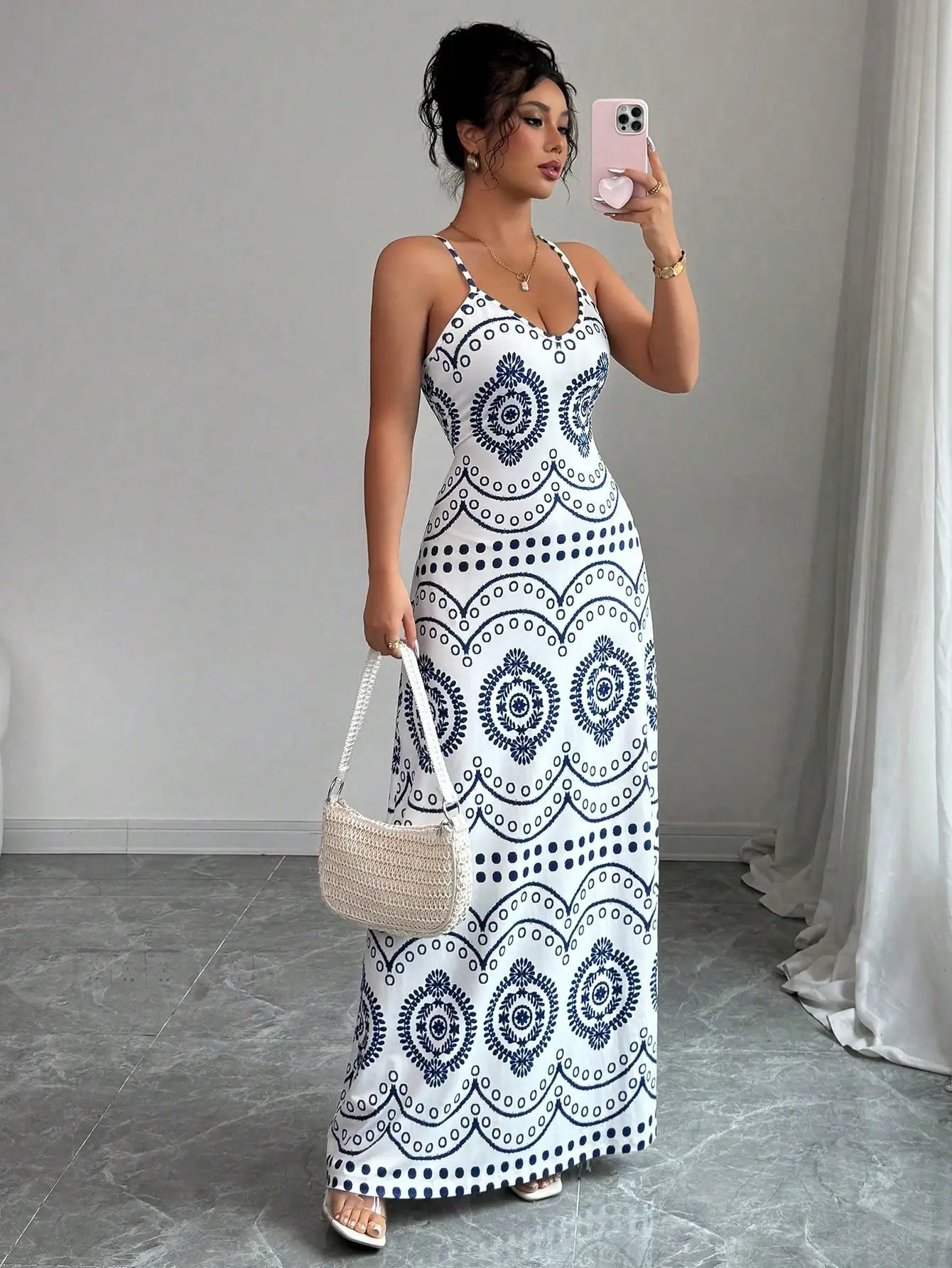 

Женское макси-платье сине-белого цвета с геометрическим принтом и тонкими бретелями