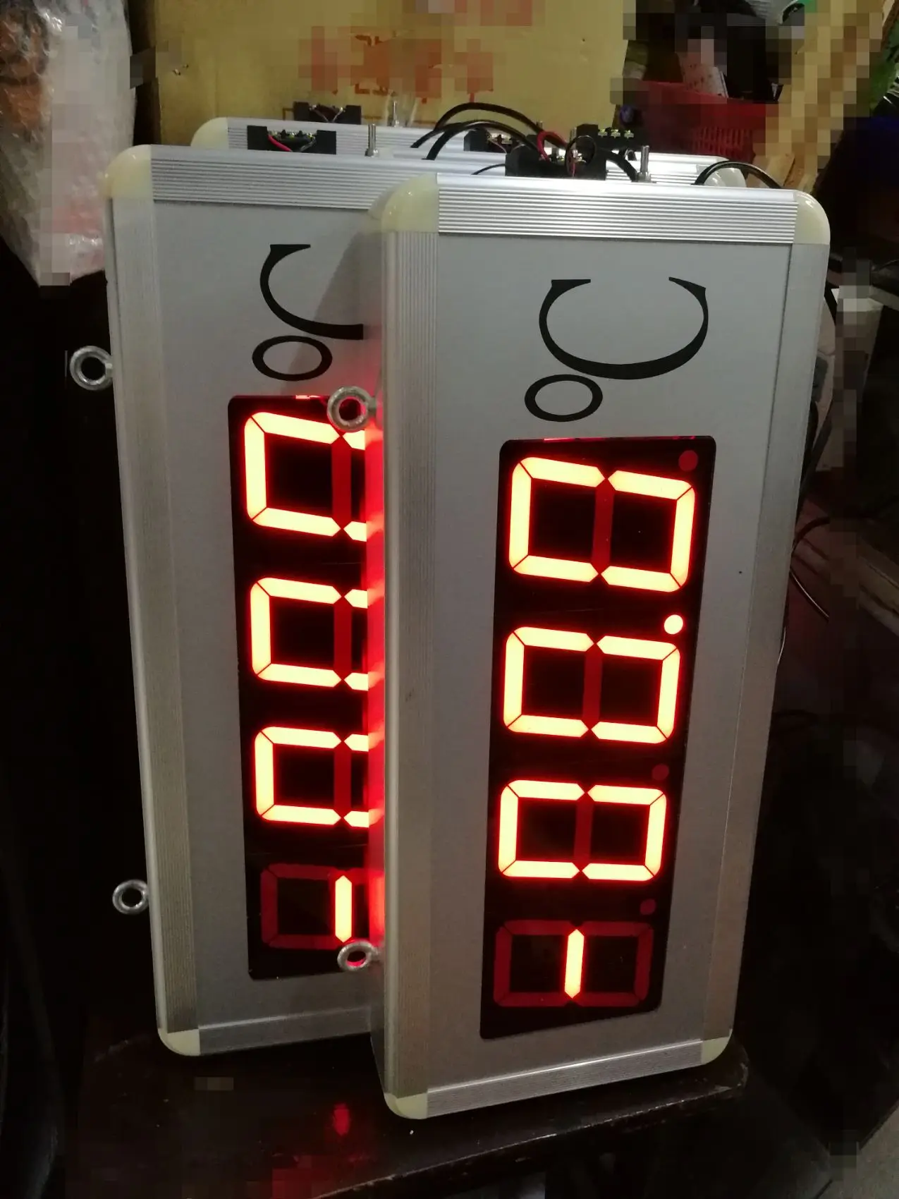 

Analog LED large digital thermometer, temperature and humidity electronic display screen in the pharmaceutical warehouse