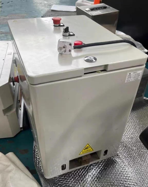 

Тележка AGV/автоматическая управляемая транспортная машина/с зарядной стопой