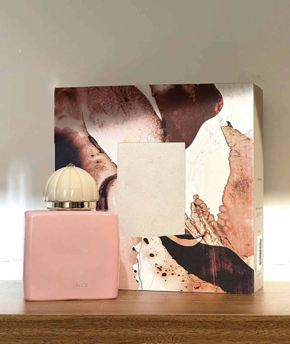 

Am admires Ms. Amoshi's secret collection of epic rose burning perfume, 100ml high-grade exquisite luxury perfume