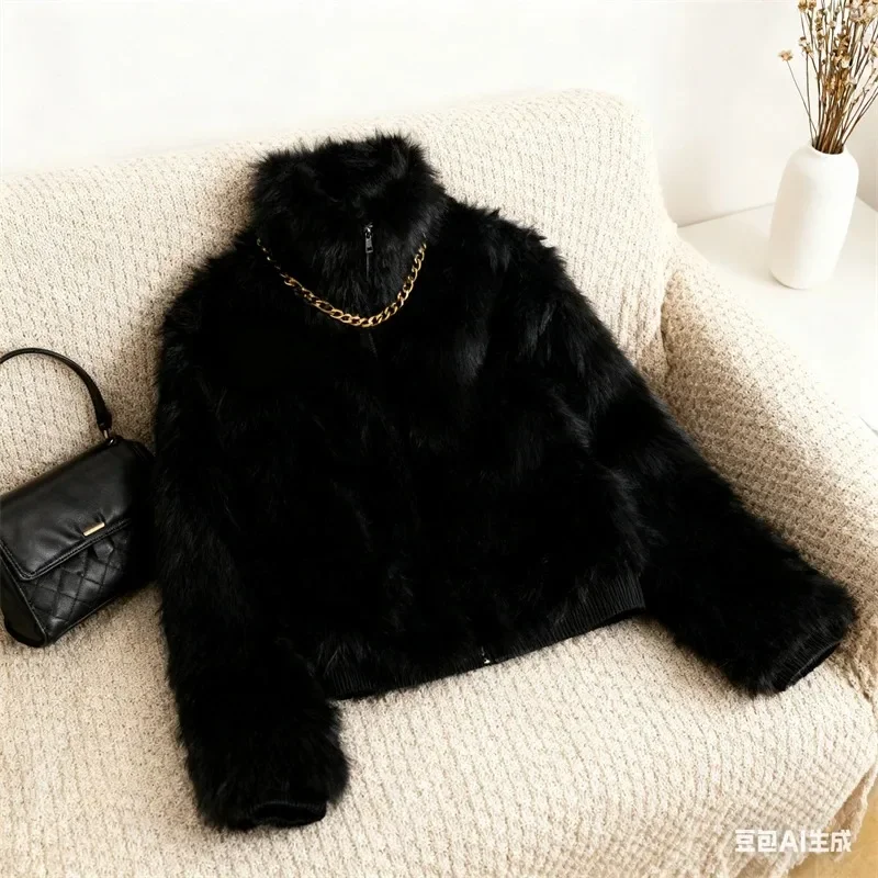 

Черная женская куртка-бомбер из искусственного меха — высокий воротник, застежка-молния, мягкая пушистая текстура, стильное пальто для холодной погоды
