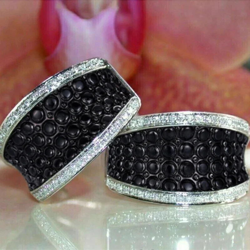 Huitan Persönlichkeit Vintage Schwarz Ohrringe für Frauen Pflastern Dazzling Kristall Zirkonia Einzigartige Weibliche Accessoires Retro Schmuck