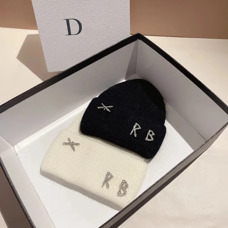 جديد حقيقي أزياء أرنب الشعر الماس إلكتروني قبعة المرأة الشتاء الدافئة متماسكة قبعة مصمم المرأة عارضة قبعة قبعة تزلج