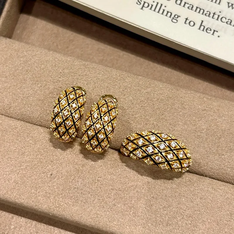 

French retro ear button diamond grid pattern pineapple bun with zirconium inlay, a symbol of wealth and freedom for women