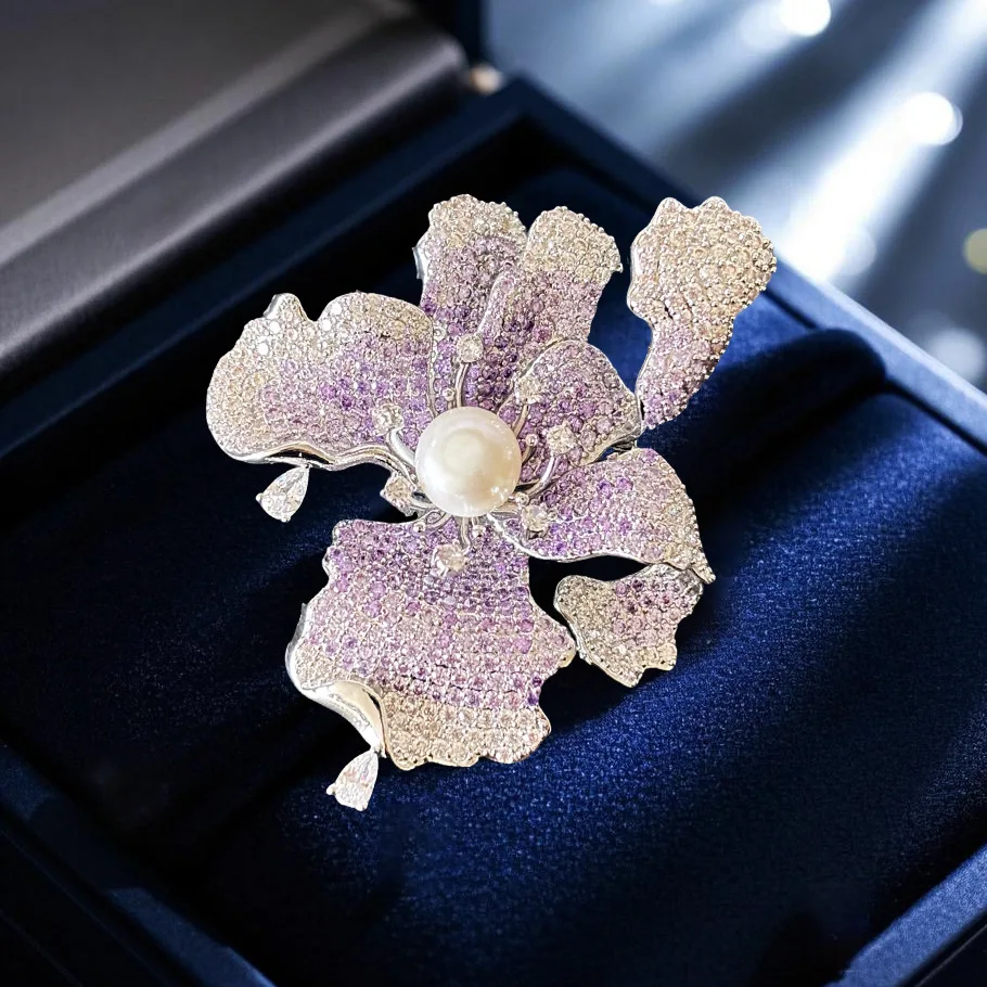 

Beautiful Elegant Gradual Change Purple Zircon Iris Brooch Atmospheric Freshwater Pearl Flower Broche for Woman Clothing Corsage