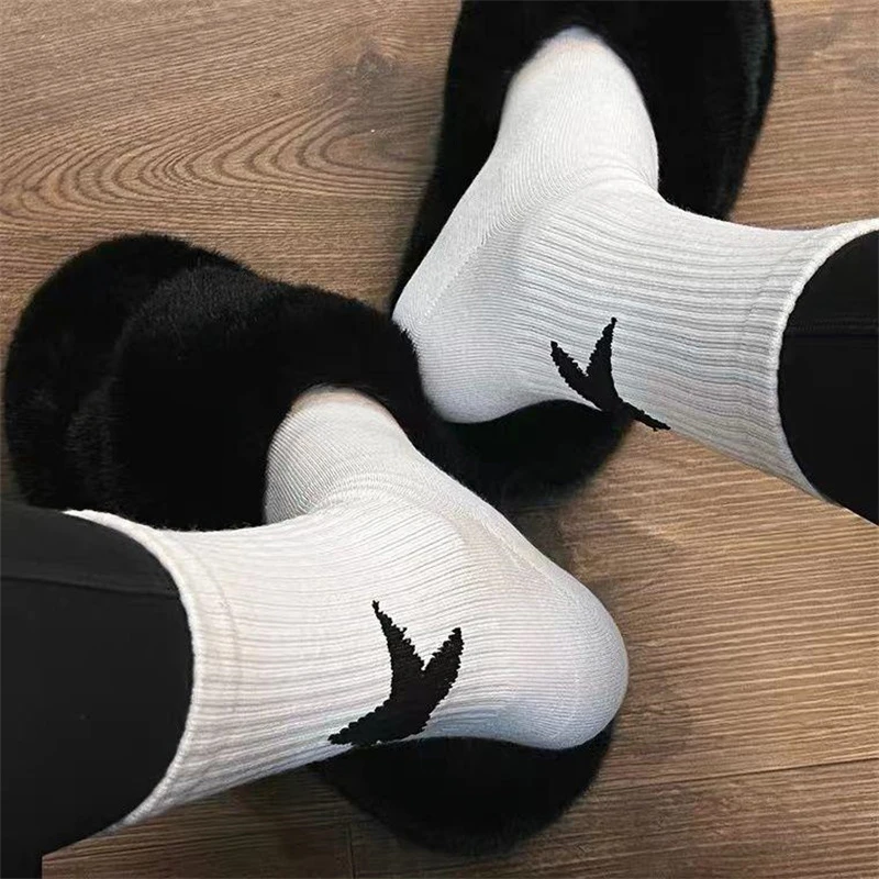 Breathable Sports Socks Five-Pointed Star Pattern Black White Men Women Personality Simple Comfort Crew Socks Street Style〔CC99〕